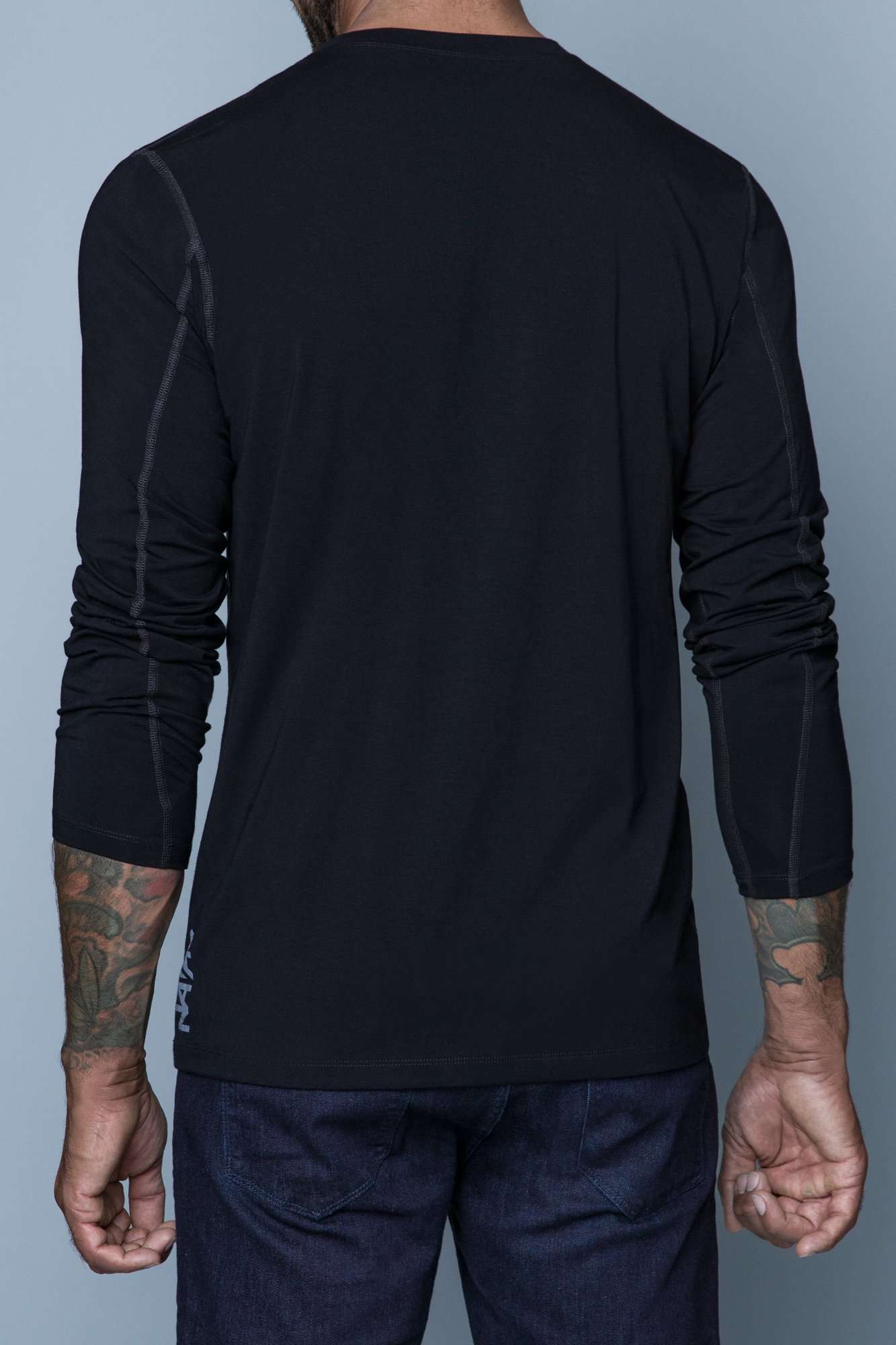 The Navas Lab Mac long-sleeve shirt for tall guys in black. The perfect tall slim shirt for tall and slim guys looking for style and comfort.