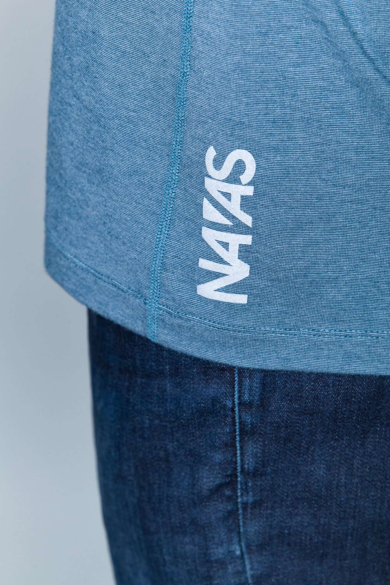 The Navas Lab Drake V2 microstripe tall tee v-neck in light blue logo detail. Long T-shirt for tall guys for everyday use.