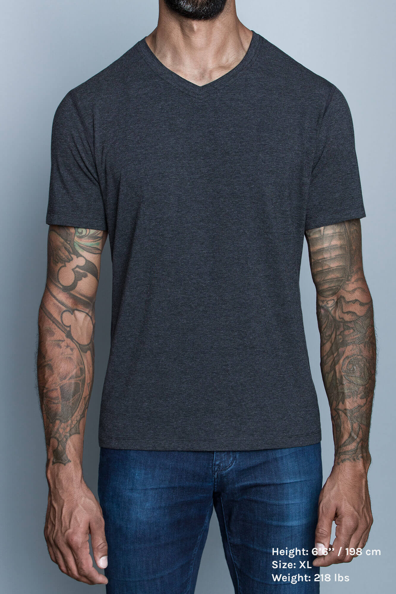 The Navas Lab Drake V2 microstripe tall tee v-neck in dark grey. Long T-shirt for tall guys for everyday use.